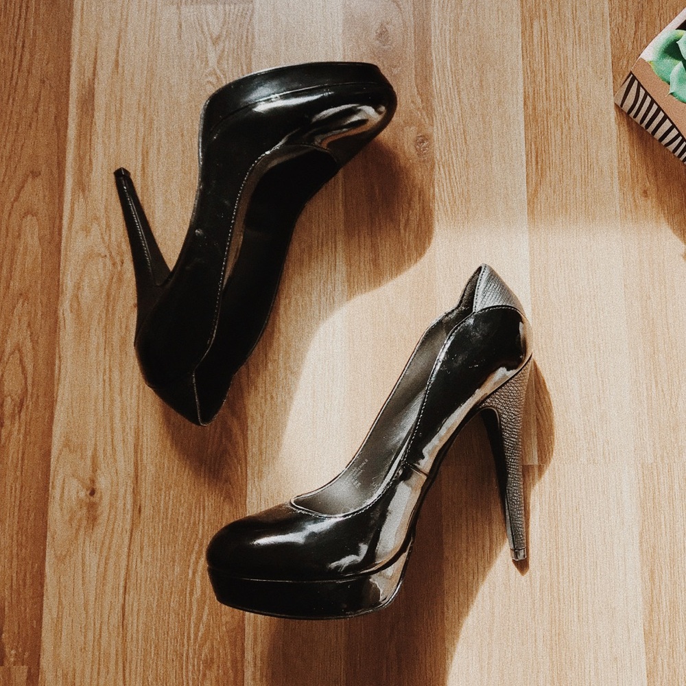 G BY GUESS pumps